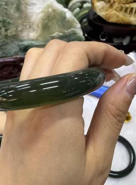 岫玉冰透菠菜绿女玉石手镯