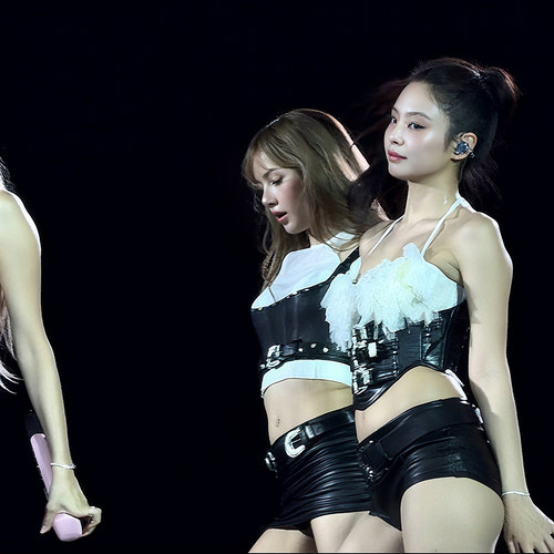 怪诞女孩 金智妮Jennie同款蕾丝拼接皮扣挂脖背心包臀短裤两件套 - 图0