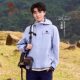 ແບບດຽວກັນຂອງ Wang Junkai ຊຸດ Camel Outdoor 3514 ຂອງຜູ້ຊາຍແລະແມ່ຍິງຂອງຜູ້ຊາຍແລະແມ່ຍິງແຂງກະເບື້ອງດຽວ flush ກັນນ້ໍາແລະ breathable.