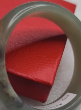 和田玉籽料手镯。带原皮局部有青花，自家加工，无中间差价宽55mm