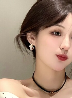 设计感精致字母C型耳圈耳环女镶钻锆石重工配饰2026新款耳坠