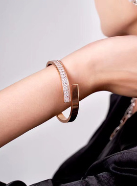 新款钛钢玫瑰金错位轻奢手镯女