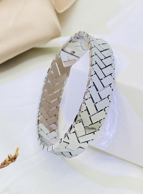 欧美金色钛钢手镯女32