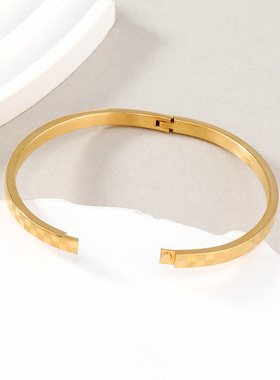 钛钢小方格卡扣手镯42