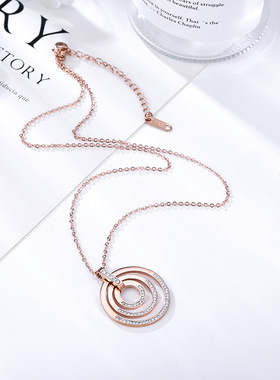 钛钢玫瑰金三环白钻项链