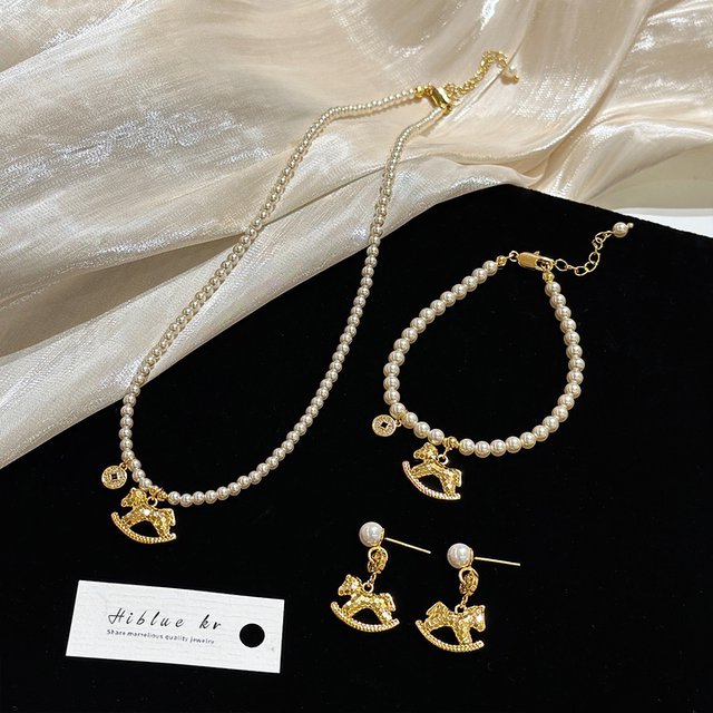 Crushed Ice Pony Pendant Coin Beads Necklace