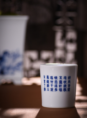 景德镇纯手绘人物笔筒桌面摆件