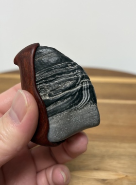 小精品 天然灵璧纹石 双色金蟾 原石原皮原底 书桌茶桌办公桌摆件