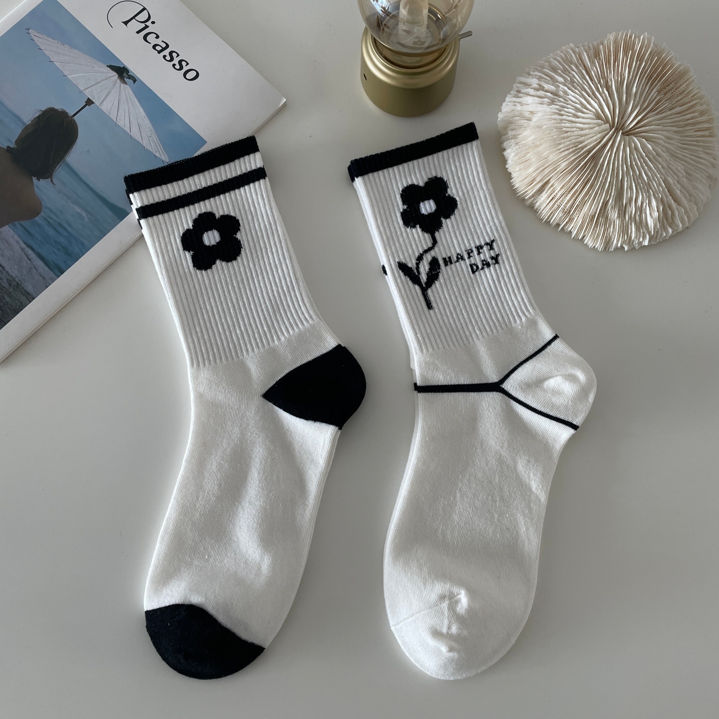 可爱小熊花朵袜子女中筒袜ins潮秋冬纯棉黑白色日系卡通插画长袜 - 图2