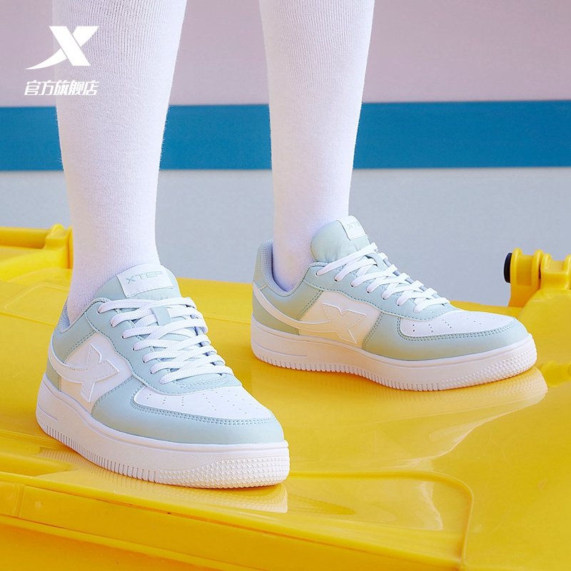 特步女鞋2025新款秋季板鞋初中学生低帮运动鞋百搭轻便软底休闲鞋 - 图2