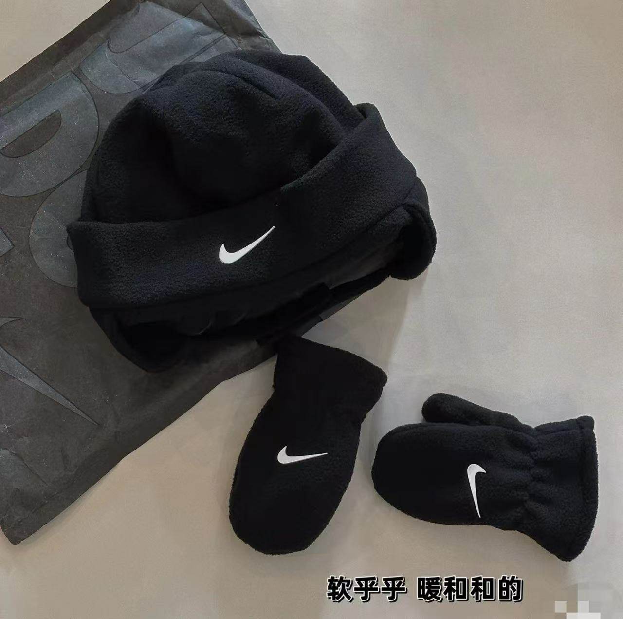 Nike耐克儿童加绒保暖雷锋帽手套套装黑色运动帽HA5751-010,淘宝优惠券,粉丝福利购,淘宝优惠卷