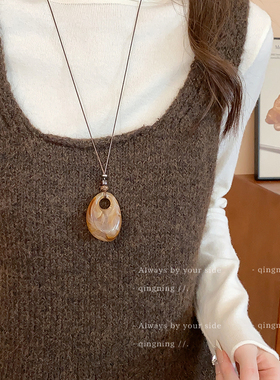 紫色毛衣链皮绳复古树脂吊坠项链女款2025新款长款挂脖配饰咖色