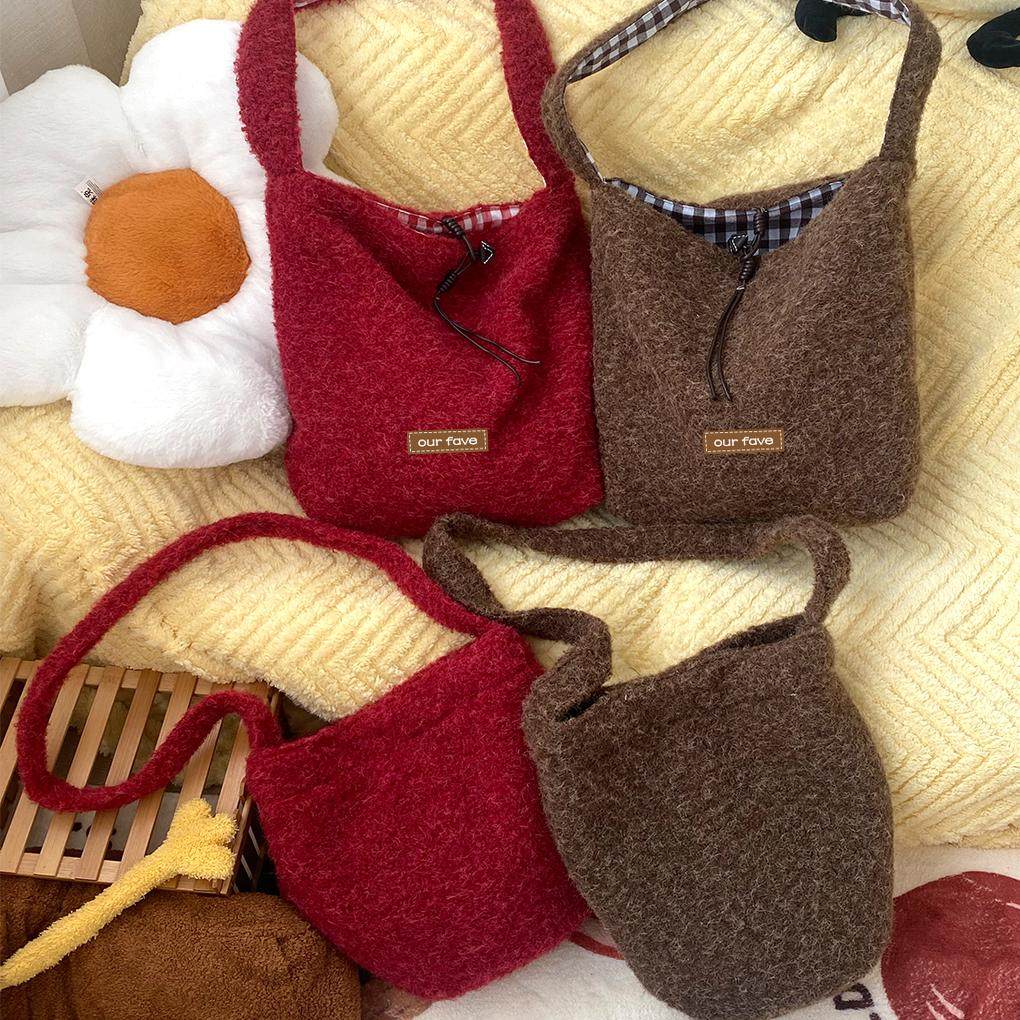 软绒绒单肩斜挎背包，巨巨巨好看冷红色秋冬水桶包可爱包设计感包,淘宝优惠券,粉丝福利购,淘宝优惠卷