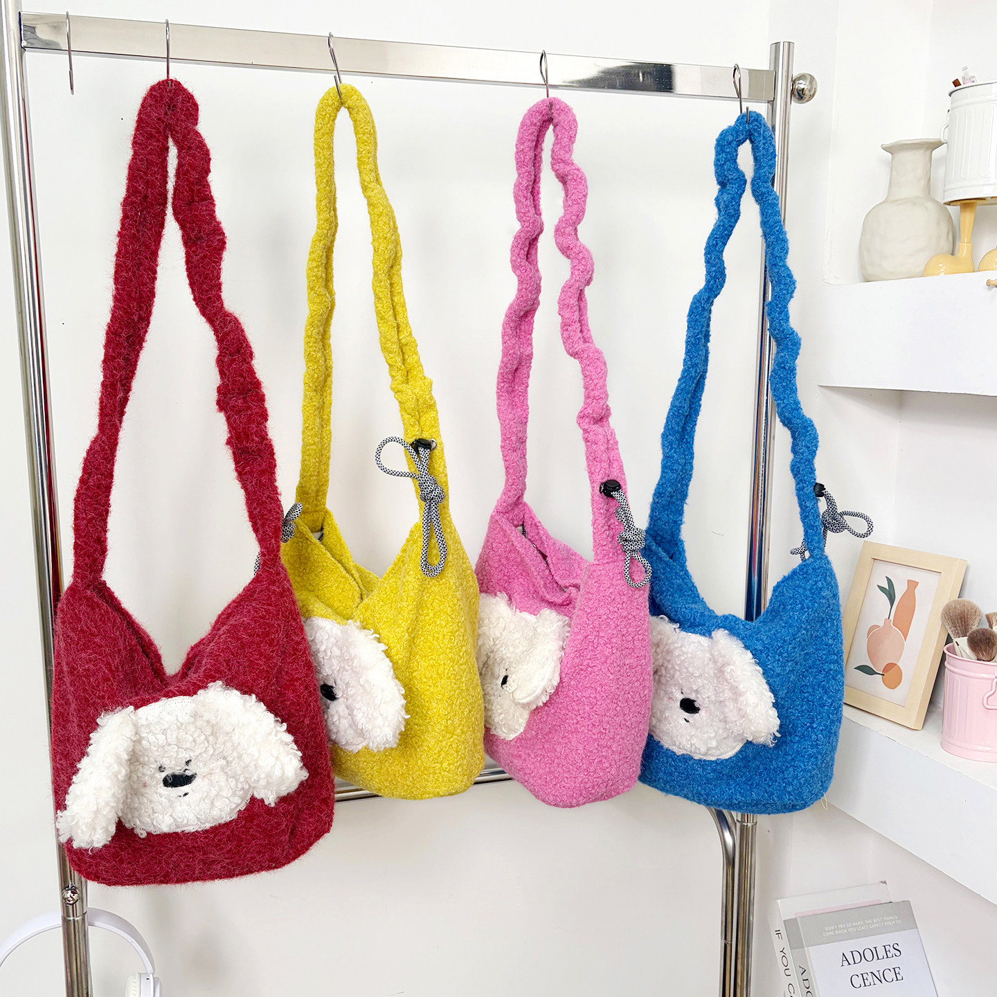 秋冬毛绒可爱比熊斜挎包女上学通勤百搭抽绳可调节肩带单肩腋下包,淘宝优惠券,粉丝福利购,淘宝优惠卷