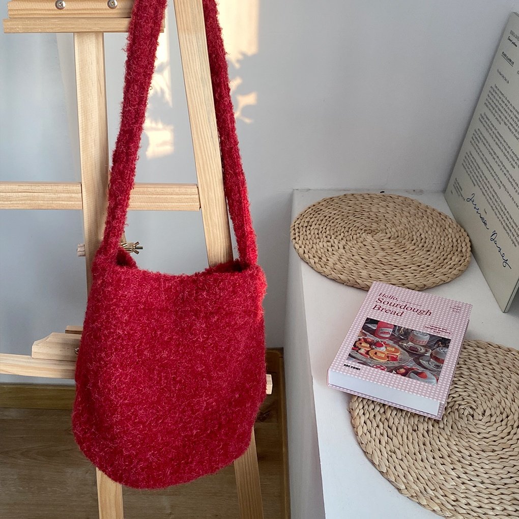 软绒绒单肩斜挎背包，巨巨巨好看冷红色秋冬水桶包可爱包设计感包,淘宝优惠券,粉丝福利购,淘宝优惠卷