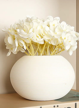 北欧样板间玄关柜儿童房间摆件