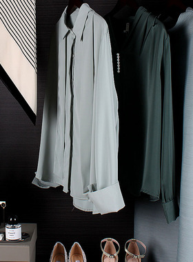 绿色系样板房间衣帽间主卧室衣柜软装饰品衣服鞋子包陈列套装摆件