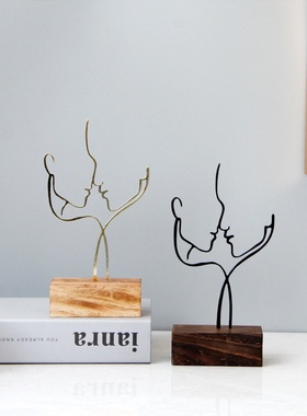 浪漫简约抽象人物摆件金属铁艺术装饰配木质插座家居办公桌