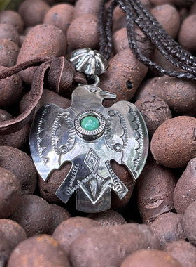 美国松石油蜡绳月抛雷鸟项链