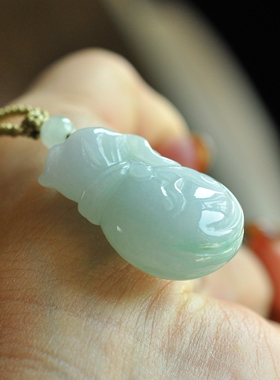 缅甸A货翡翠浅绿钱袋子吊坠