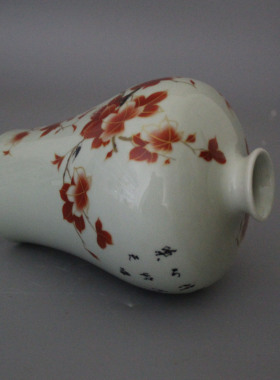 仿古风陶瓷同治粉彩花鸟展柜梅瓶