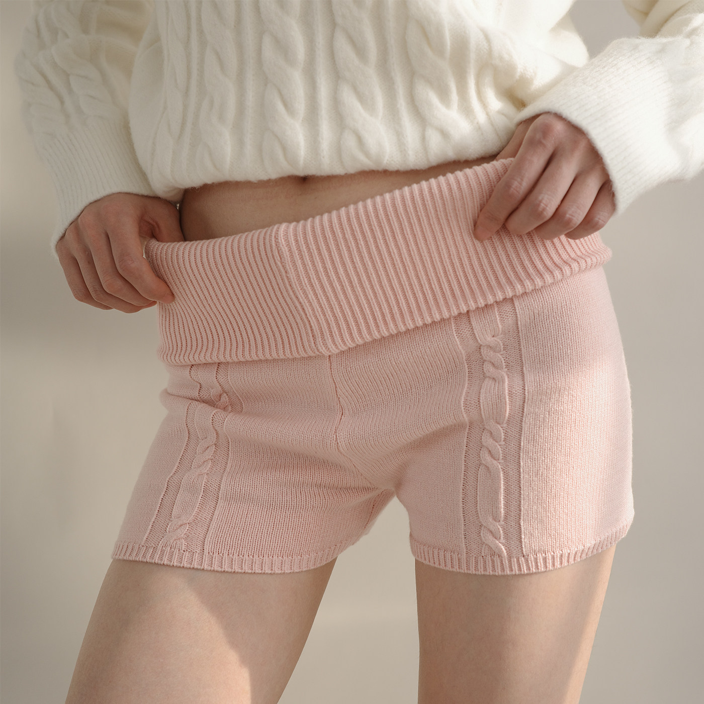 夜间教习室灰色短裤女秋冬翻边麻花针织紧身裤子辣妹显瘦包臀热裤,淘宝优惠券,粉丝福利购,淘宝优惠卷