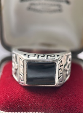 伦敦买回，很适合男生佩戴很有质感的一枚银戒指，925打标圈口21