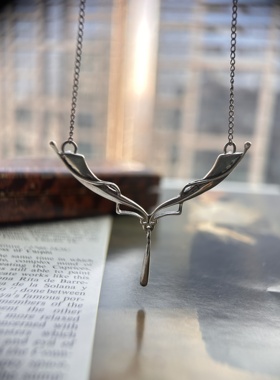 英国纯银项链一体链具备流动感和艺术感的线条，长约45cm重5.6克