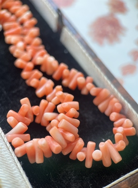 超级衬肤色的天然塑料随形项链颜色自然粉润，长度42cm重17克