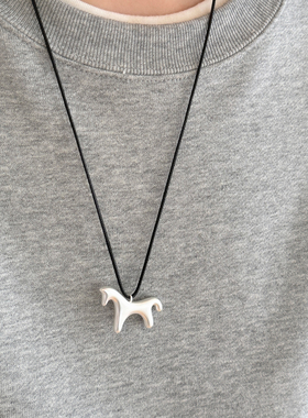 新品9折】简约小马造型项链银色金属吊坠黑色细绳时尚百搭毛衣链