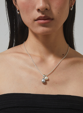 EWEST 2025新款小众巴洛克珍珠项链女吊坠锁骨链高级感毛衣链爆款