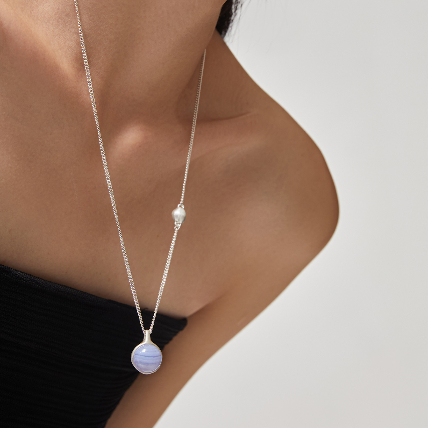 ewest 蓝纹玛瑙单珠吊坠女项链蓝色长款小众项坠气质锁骨链轻奢 - 图3