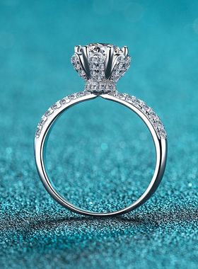 s925银镀18K金女冰雪皇后1克拉莫桑石镀PT950 铂金戒指花瓣六爪