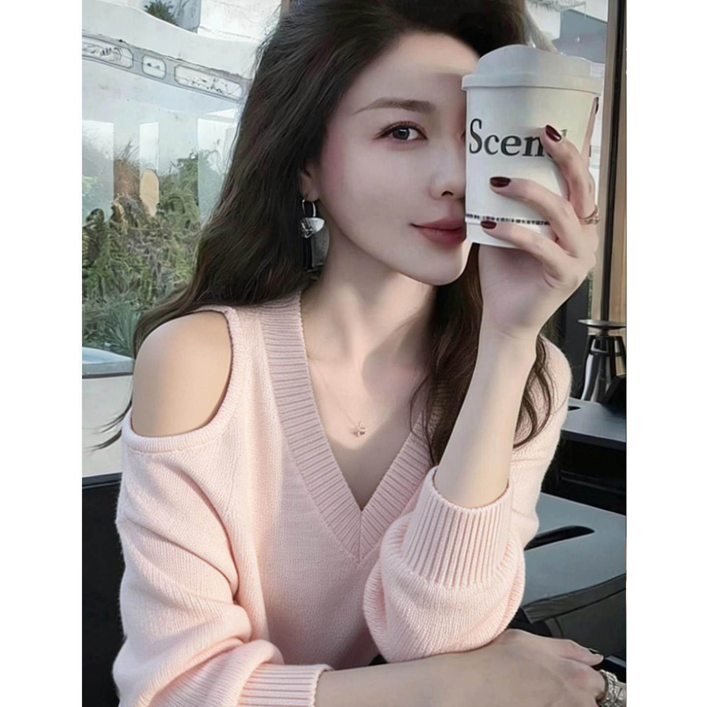 时尚优雅绝美粉色v领露肩长袖针织衫女秋冬新款休闲软糯显瘦上衣,淘宝优惠券,粉丝福利购,淘宝优惠卷