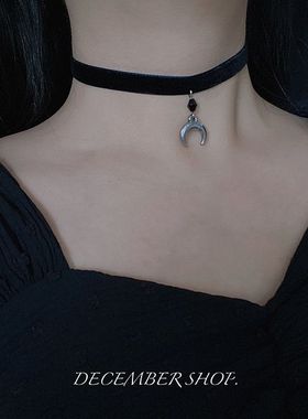 新款月牙锁骨链天鹅绒月亮吊坠禁欲约会表演配搭颈带choker项圈女