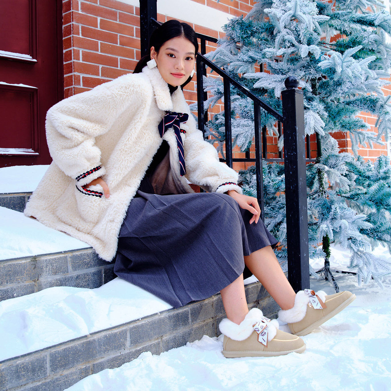 百丽海绵宝宝萌趣女冬新蝴蝶结短靴 百丽outlets店时尚雪地靴