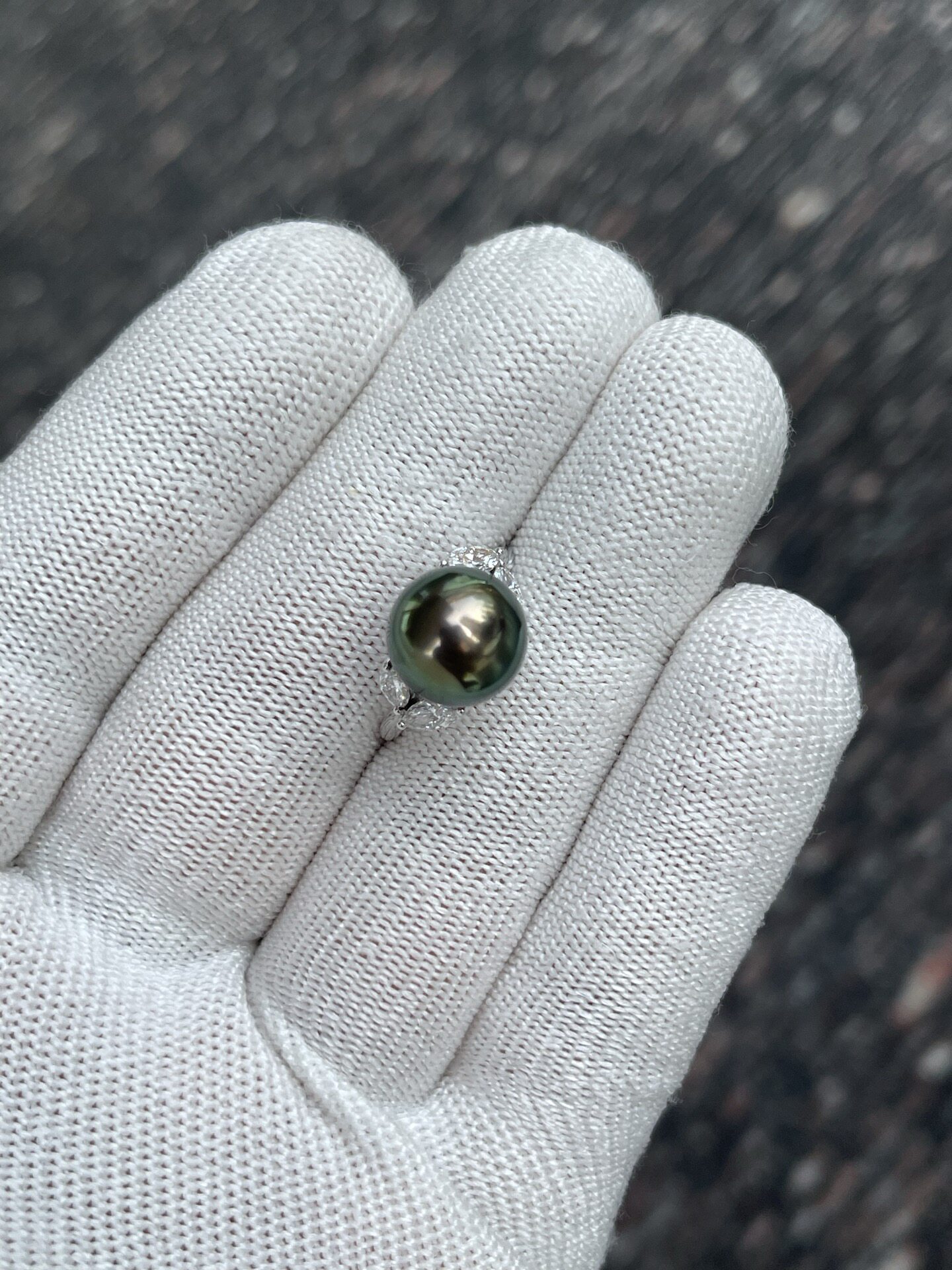 Gold heart 11.21mm Tahitian malachite green ring Seiko S925 cultivated diamond, shot in natural light