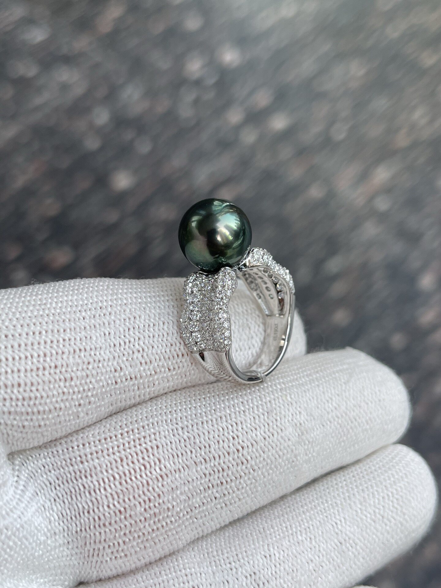 11.59mm Tahitian malachite green ring set with super-heavy S925 cultivated diamonds, shot in natural light
