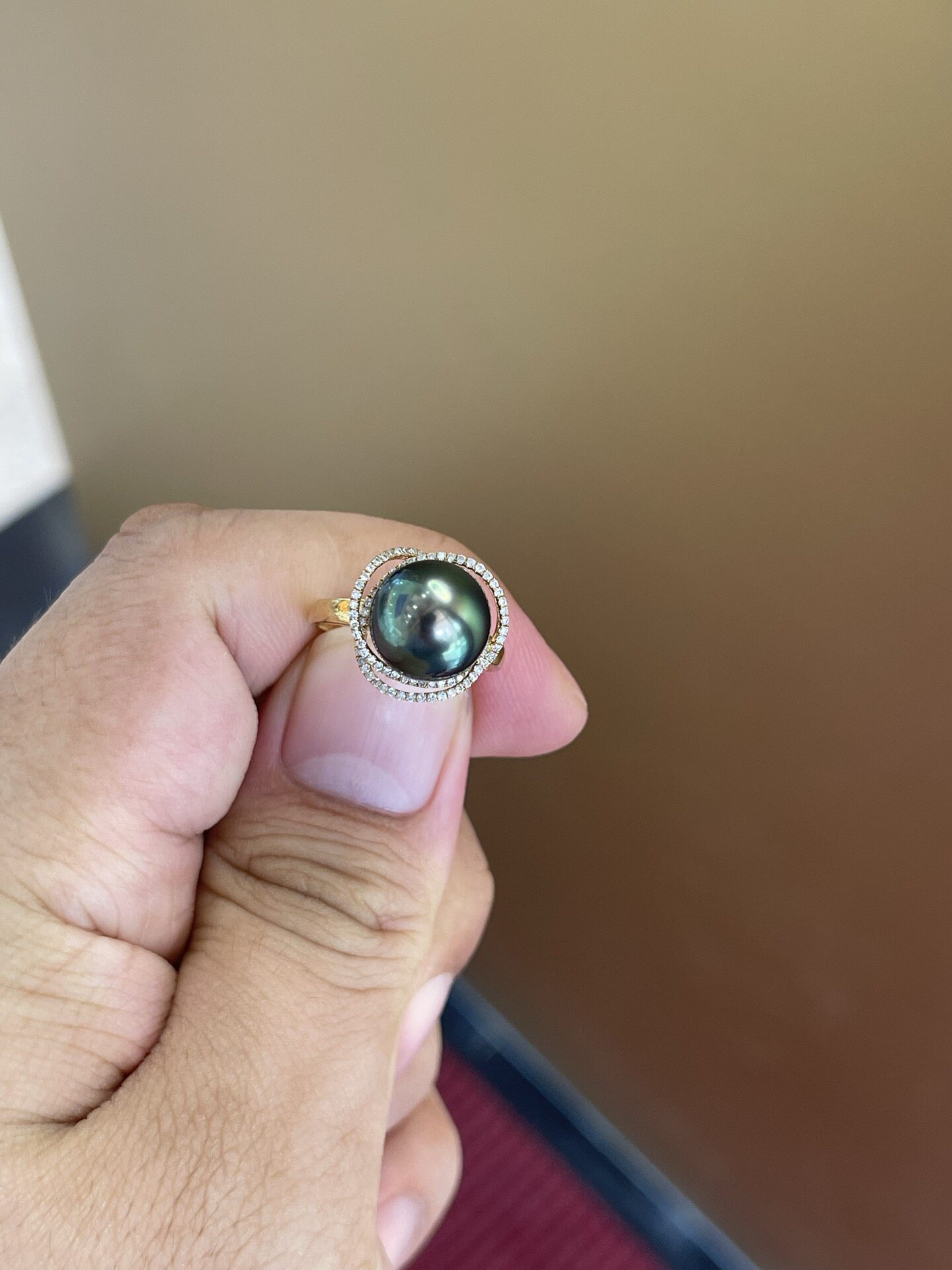 Tahitian malachite green ring with shiny 10.9mm 18k natural diamonds