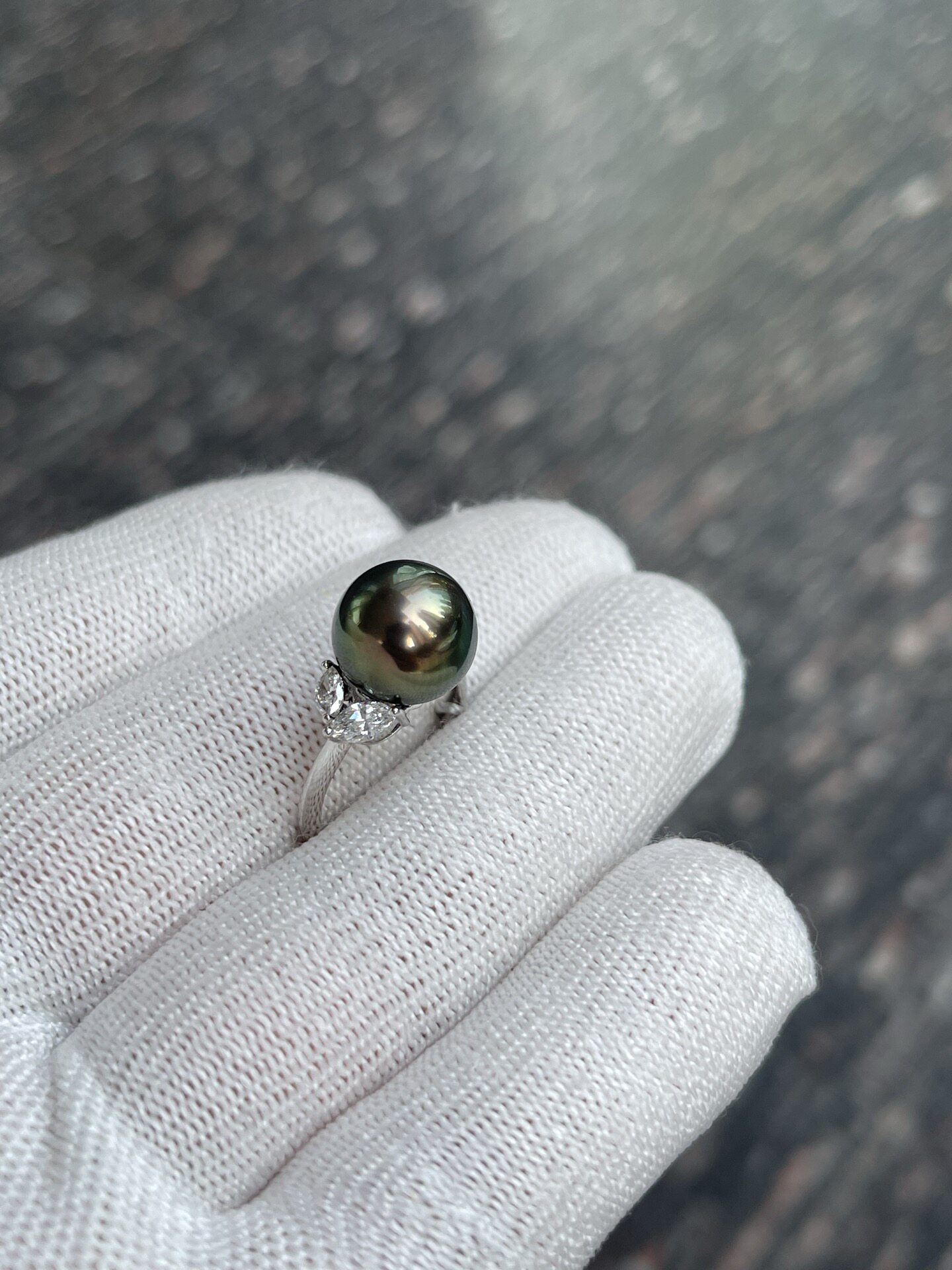 Gold heart 11.21mm Tahitian malachite green ring Seiko S925 cultivated diamond, shot in natural light