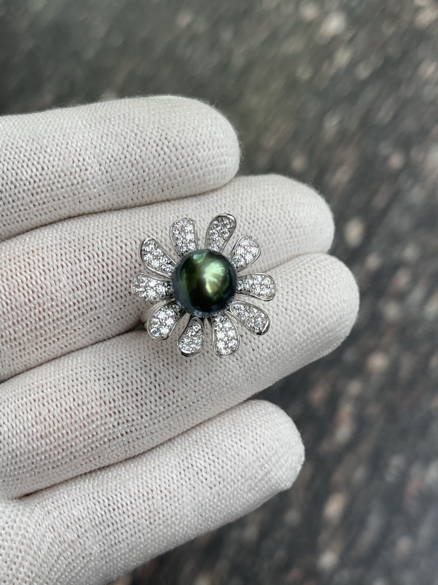 Gold Heart 10.98mm Malachite Green Tahitian Pearl Ring Sunflower Design Shot by Seiko S925 Natural Light