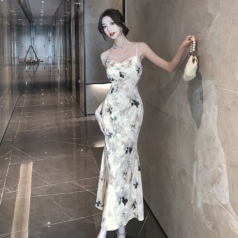 2024年新款聚会年会圣诞礼服裙法式吊带裙女高级感气质丝绒连衣裙