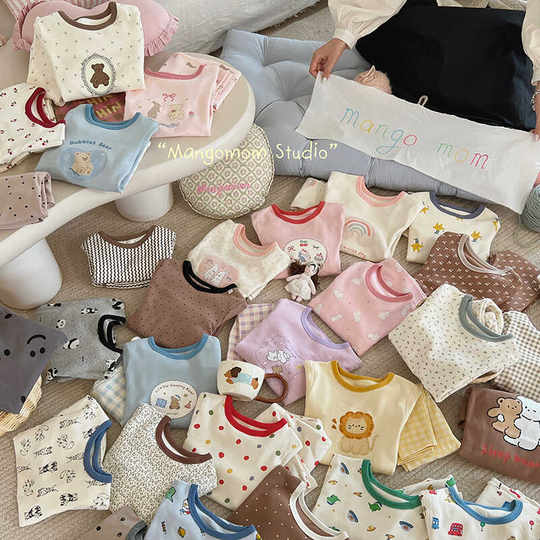 Ropa de otoño de algodón suave de categoría infantil de diseño original.
