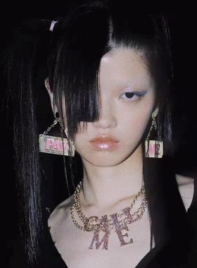 粉金色镶满钻字母链条项链