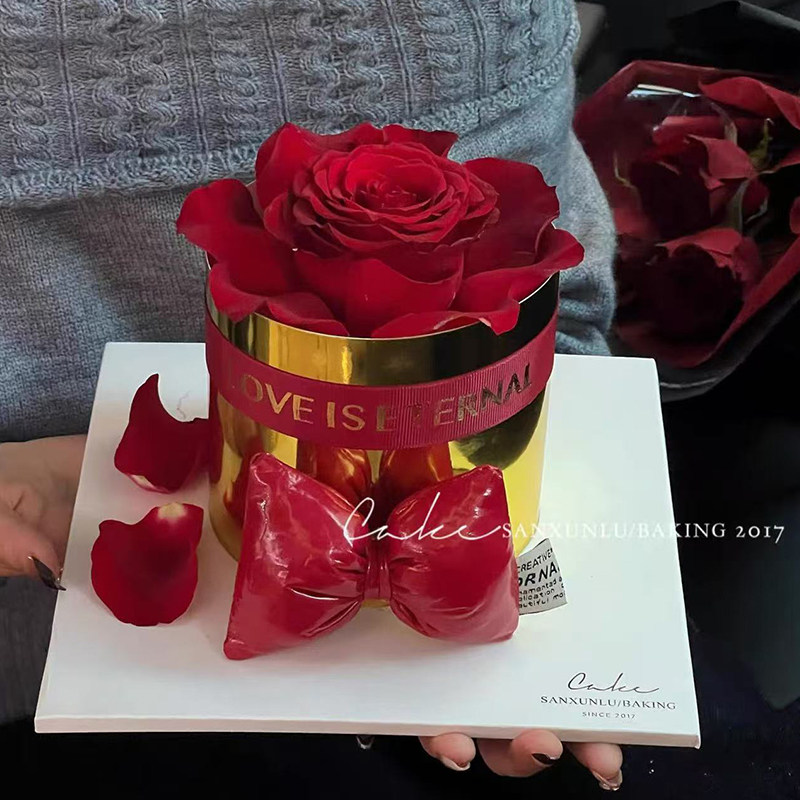 2026女神节情人节立体蝴蝶结金色围边蛋糕装饰仿真玫瑰花烘焙装扮,淘宝优惠券,粉丝福利购,淘宝优惠卷