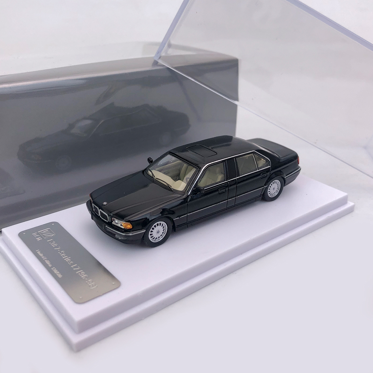 DCM 1:64 BMW宝马 E38 7-Series合金汽车模型收藏摆件送礼-图1