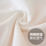 0-12 месяцев новорожденной в соединении в летнем летом, поднимаясь с милой сетью красные, перенесенные ребенка и женщины-младенцы