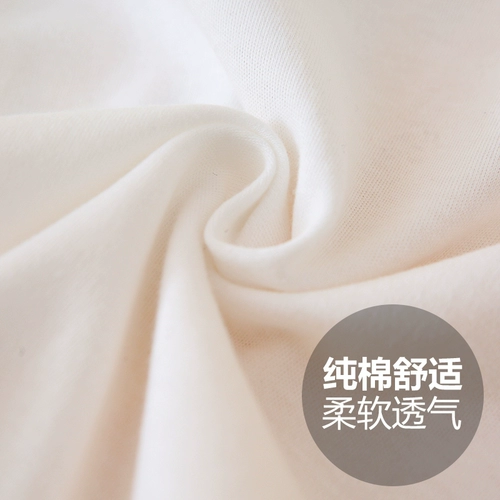 0-12 месяцев новорожденной в соединении в летнем летом, поднимаясь с милой сетью красные, перенесенные ребенка и женщины-младенцы