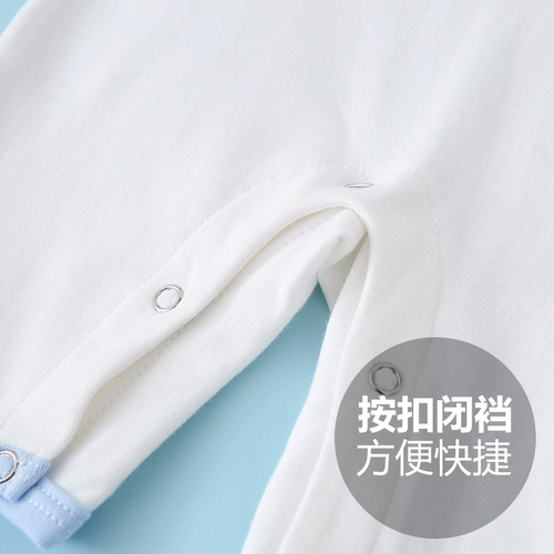 0-12 месяцев новорожденной в соединении в летнем летом, поднимаясь с милой сетью красные, перенесенные ребенка и женщины-младенцы