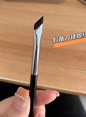 巨巨巨好用！斜角刀锋眼线刷 眼睑下至卧蚕化妆刷斜角眉刷精准细